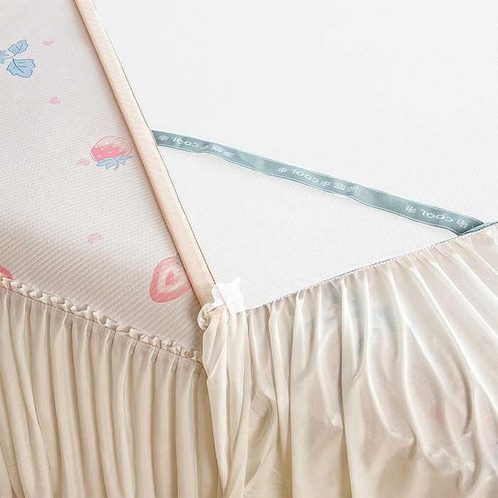 91家纺网 家纺一手货源 找家纺 宜派家纺 2026新款夏季花卉冰丝床裙席凉感值过0.21单件夏天冰豆豆A类可机洗学生宿舍空调软席 草莓甜心-床裙