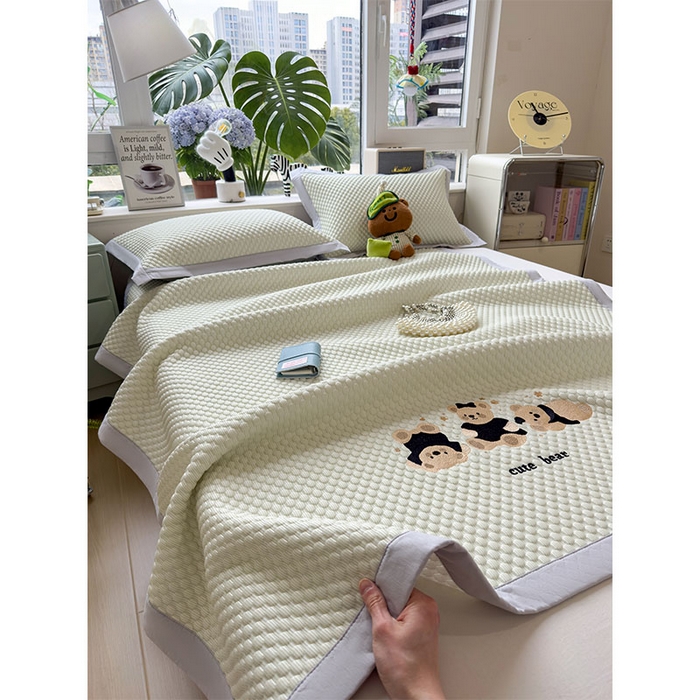 91家纺网 家纺一手货源 找家纺 宜派家纺 2026新款A类卡通3D冰豆豆凉席三件套凉感值过0.21夏天刺绣冰丝席可机洗儿童空调软席子 凉茶绿-床席