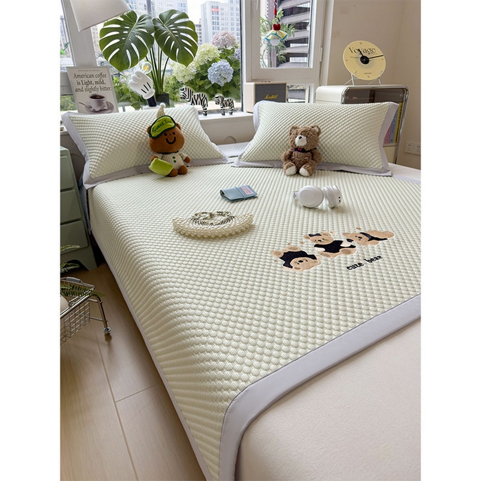 91家纺网 家纺一手货源 找家纺 宜派家纺 2026新款A类卡通3D冰豆豆凉席三件套凉感值过0.21夏天刺绣冰丝席可机洗儿童空调软席子 凉茶绿-床席