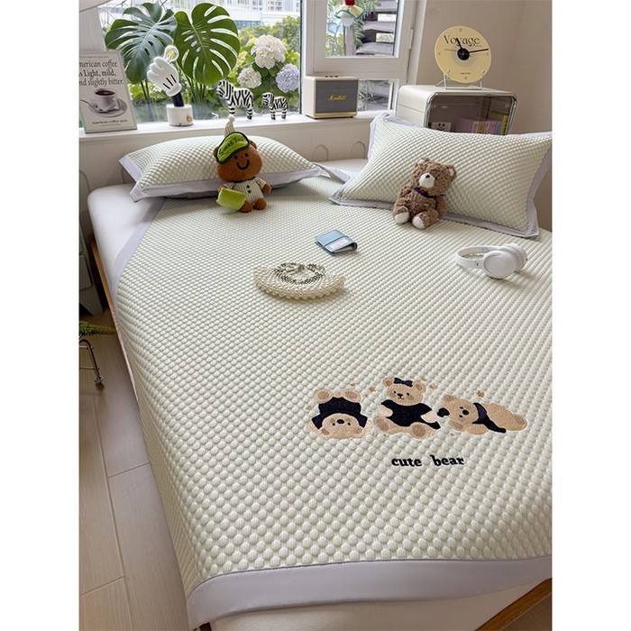 91家纺网 家纺一手货源 找家纺 宜派家纺 2026新款A类卡通3D冰豆豆凉席三件套凉感值过0.21夏天刺绣冰丝席可机洗儿童空调软席子 凉茶绿-床席