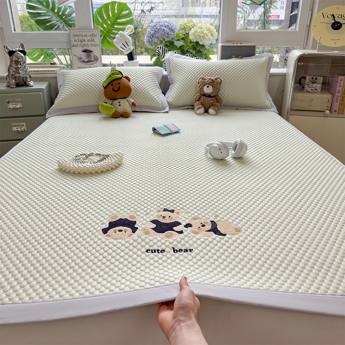 91家纺网 家纺一手货源 找家纺 宜派家纺 2026新款A类卡通3D冰豆豆凉席三件套凉感值过0.21夏天刺绣冰丝席可机洗儿童空调软席子 凉茶绿-床席