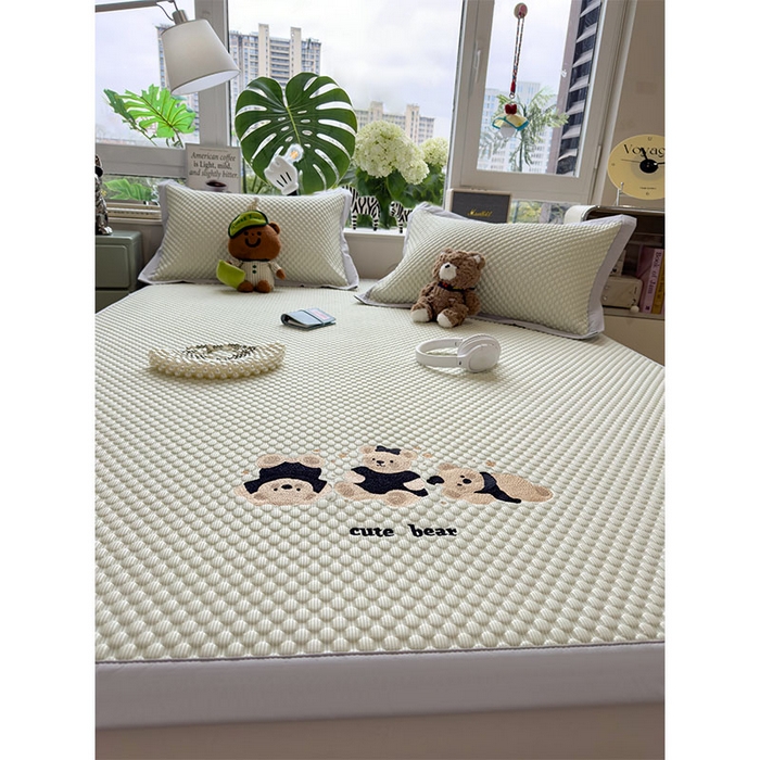 91家纺网 家纺一手货源 找家纺 宜派家纺 2026新款A类卡通3D冰豆豆凉席三件套凉感值过0.21夏天刺绣冰丝席可机洗儿童空调软席子 凉茶绿-床席