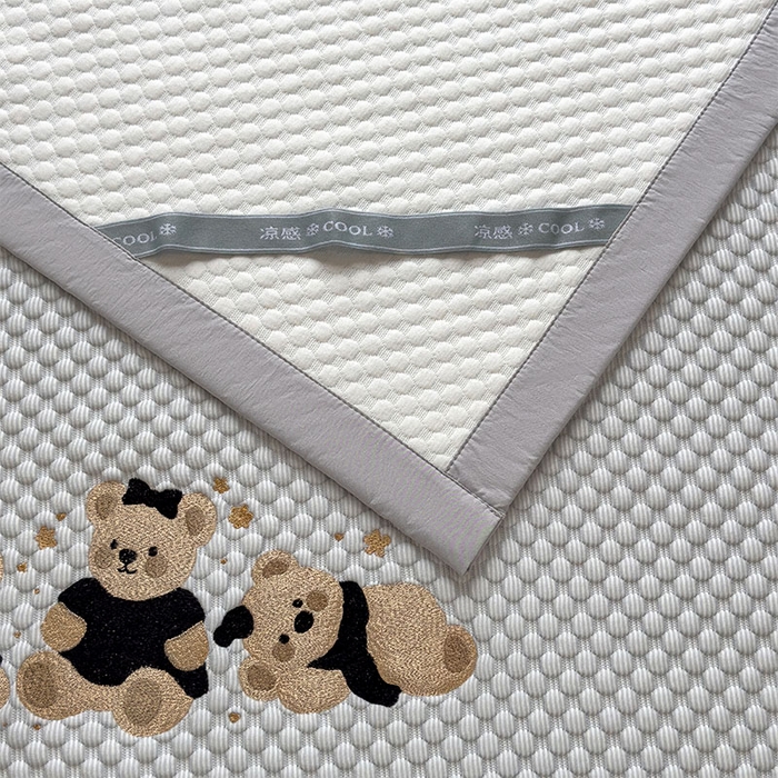 91家纺网 家纺一手货源 找家纺 宜派家纺 2026新款A类卡通3D冰豆豆凉席三件套凉感值过0.21夏天刺绣冰丝席可机洗儿童空调软席子 雪花灰-床席