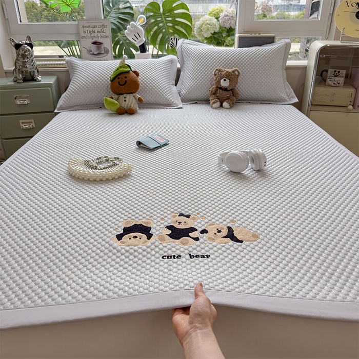 91家纺网 家纺一手货源 找家纺 宜派家纺 2026新款A类卡通3D冰豆豆凉席三件套凉感值过0.21夏天刺绣冰丝席可机洗儿童空调软席子 雪花灰-床席