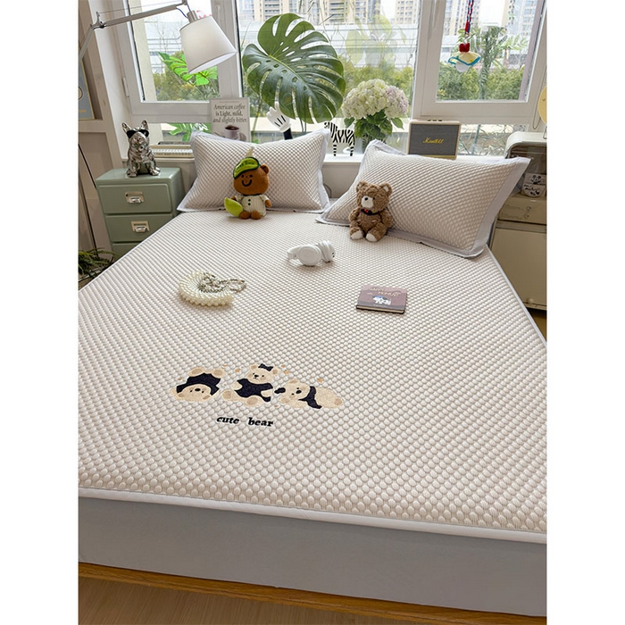 91家纺网 家纺一手货源 找家纺 宜派家纺 2026新款A类卡通3D冰豆豆凉席三件套凉感值过0.21夏天刺绣冰丝席可机洗儿童空调软席子 冰川咖-床笠