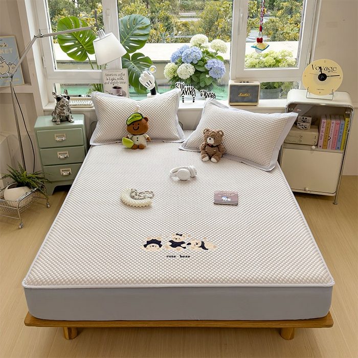 91家纺网 家纺一手货源 找家纺 宜派家纺 2026新款A类卡通3D冰豆豆凉席三件套凉感值过0.21夏天刺绣冰丝席可机洗儿童空调软席子 冰川咖-床笠