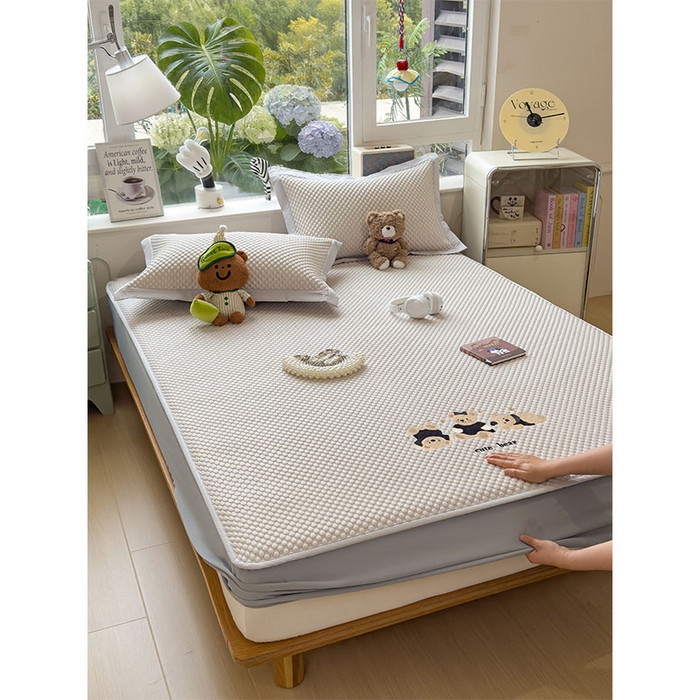 91家纺网 家纺一手货源 找家纺 宜派家纺 2026新款A类卡通3D冰豆豆凉席三件套凉感值过0.21夏天刺绣冰丝席可机洗儿童空调软席子 冰川咖-床笠