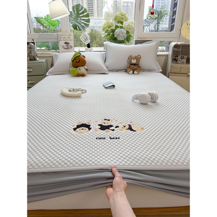 91家纺网 家纺一手货源 找家纺 宜派家纺 2026新款A类卡通3D冰豆豆凉席三件套凉感值过0.21夏天刺绣冰丝席可机洗儿童空调软席子 冰川蓝-床笠