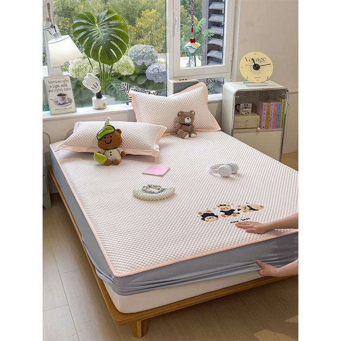 91家纺网 家纺一手货源 找家纺 宜派家纺 2026新款A类卡通3D冰豆豆凉席三件套凉感值过0.21夏天刺绣冰丝席可机洗儿童空调软席子 冰晶粉-床笠