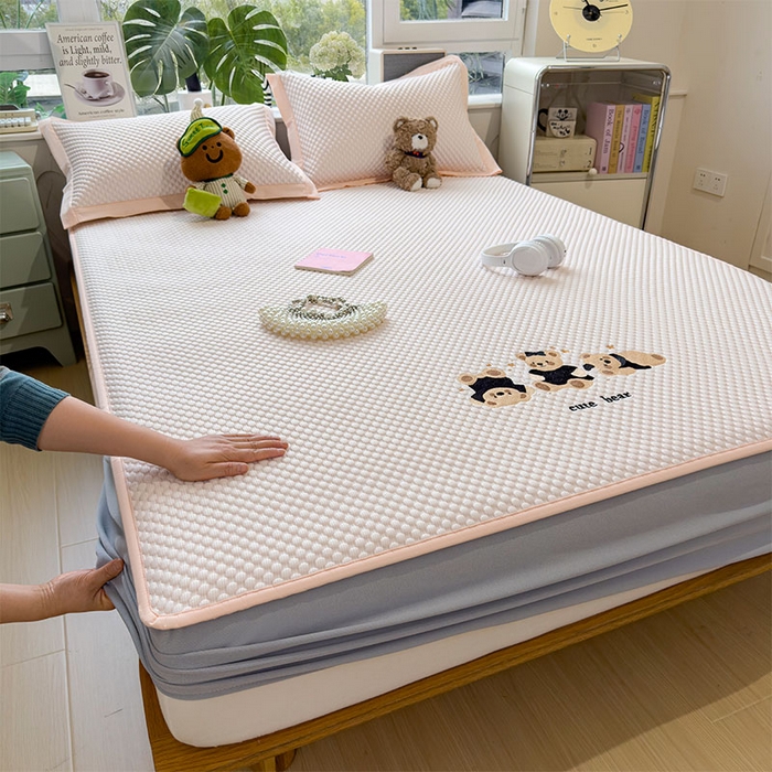 91家纺网 家纺一手货源 找家纺 宜派家纺 2026新款A类卡通3D冰豆豆凉席三件套凉感值过0.21夏天刺绣冰丝席可机洗儿童空调软席子 冰晶粉-床笠