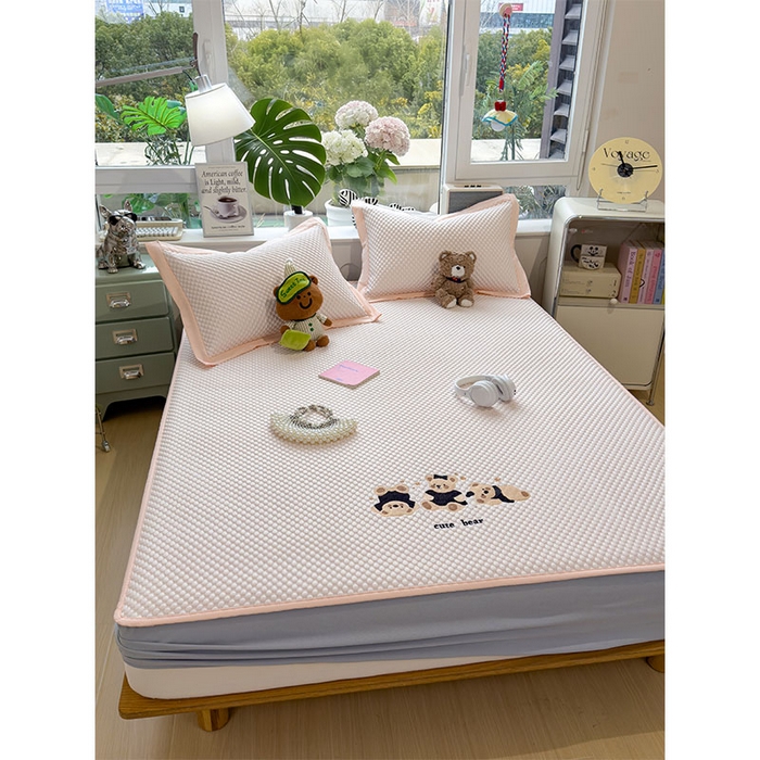 91家纺网 家纺一手货源 找家纺 宜派家纺 2026新款A类卡通3D冰豆豆凉席三件套凉感值过0.21夏天刺绣冰丝席可机洗儿童空调软席子 冰晶粉-床笠