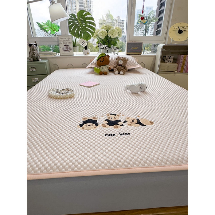 91家纺网 家纺一手货源 找家纺 宜派家纺 2026新款A类卡通3D冰豆豆凉席三件套凉感值过0.21夏天刺绣冰丝席可机洗儿童空调软席子 冰晶粉-床笠