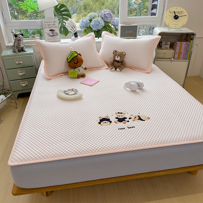 91家纺网 家纺一手货源 找家纺 宜派家纺 2026新款A类卡通3D冰豆豆凉席三件套凉感值过0.21夏天刺绣冰丝席可机洗儿童空调软席子 冰晶粉-床笠