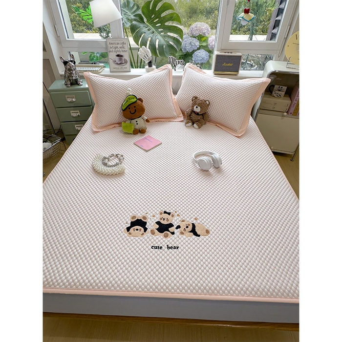 91家纺网 家纺一手货源 找家纺 宜派家纺 2026新款A类卡通3D冰豆豆凉席三件套凉感值过0.21夏天刺绣冰丝席可机洗儿童空调软席子 冰晶粉-床笠