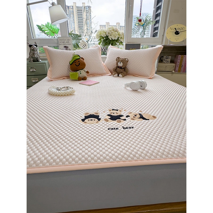 91家纺网 家纺一手货源 找家纺 宜派家纺 2026新款A类卡通3D冰豆豆凉席三件套凉感值过0.21夏天刺绣冰丝席可机洗儿童空调软席子 冰晶粉-床笠