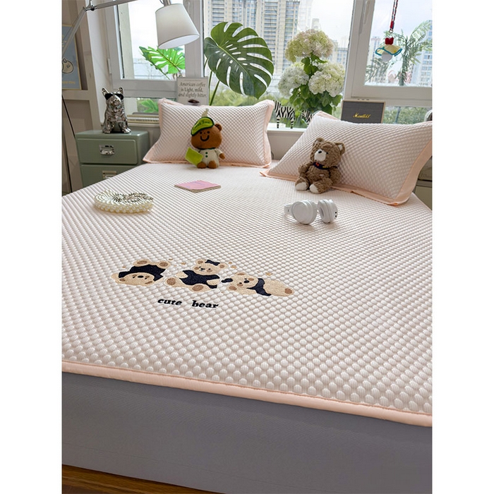 91家纺网 家纺一手货源 找家纺 宜派家纺 2026新款A类卡通3D冰豆豆凉席三件套凉感值过0.21夏天刺绣冰丝席可机洗儿童空调软席子 冰晶粉-床笠