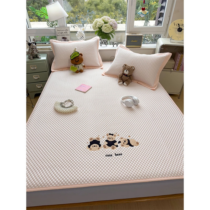 91家纺网 家纺一手货源 找家纺 宜派家纺 2026新款A类卡通3D冰豆豆凉席三件套凉感值过0.21夏天刺绣冰丝席可机洗儿童空调软席子 冰晶粉-床笠