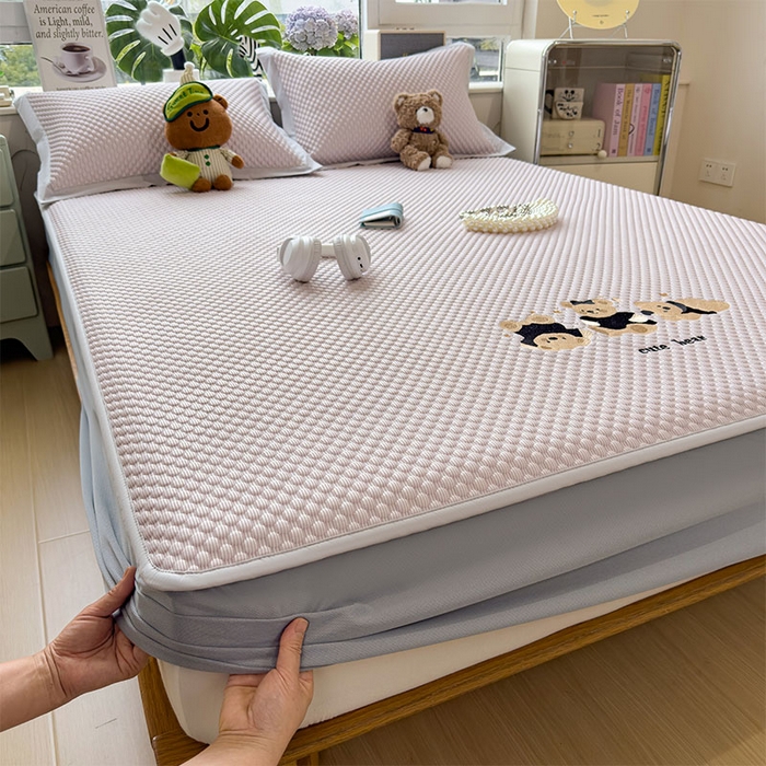 91家纺网 家纺一手货源 找家纺 宜派家纺 2026新款A类卡通3D冰豆豆凉席三件套凉感值过0.21夏天刺绣冰丝席可机洗儿童空调软席子 冰晶紫-床笠