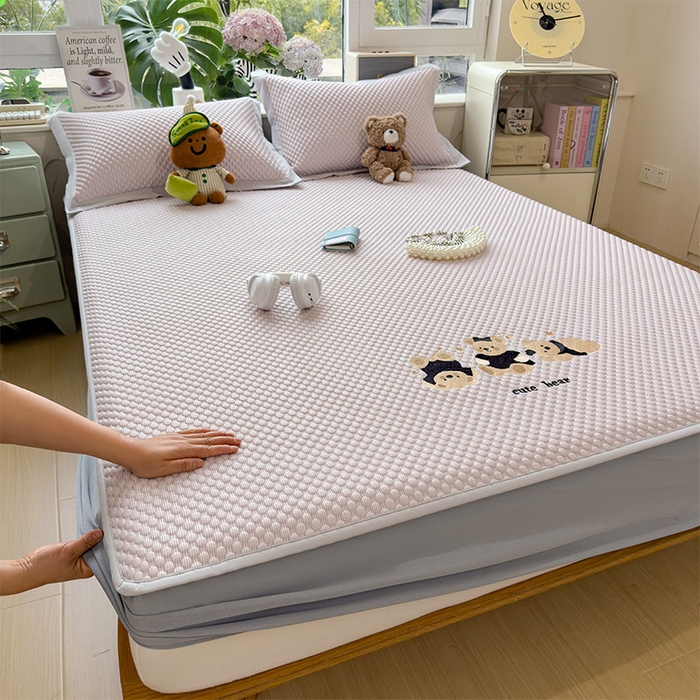 91家纺网 家纺一手货源 找家纺 宜派家纺 2026新款A类卡通3D冰豆豆凉席三件套凉感值过0.21夏天刺绣冰丝席可机洗儿童空调软席子 冰晶紫-床笠