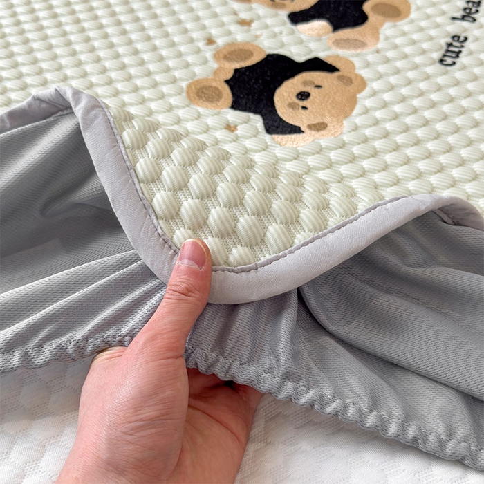 91家纺网 家纺一手货源 找家纺 宜派家纺 2026新款A类卡通3D冰豆豆凉席三件套凉感值过0.21夏天刺绣冰丝席可机洗儿童空调软席子 凉茶绿-床笠