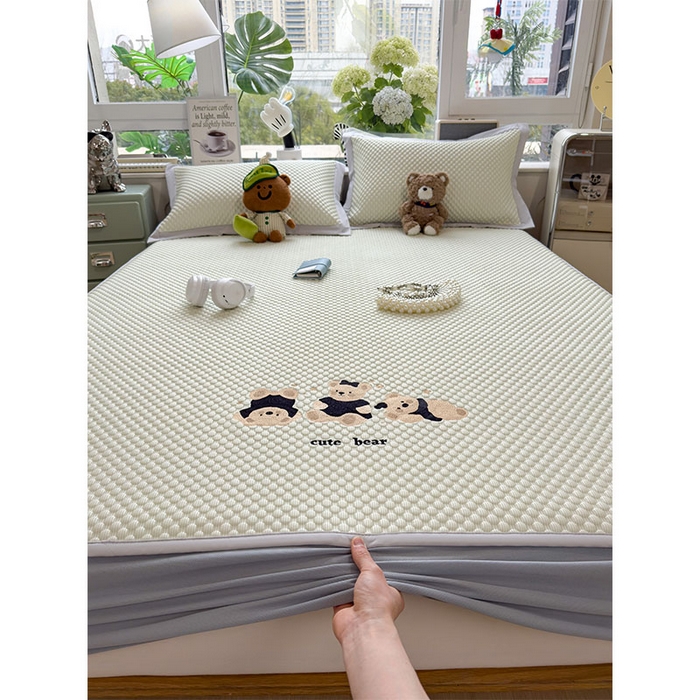 91家纺网 家纺一手货源 找家纺 宜派家纺 2026新款A类卡通3D冰豆豆凉席三件套凉感值过0.21夏天刺绣冰丝席可机洗儿童空调软席子 凉茶绿-床笠