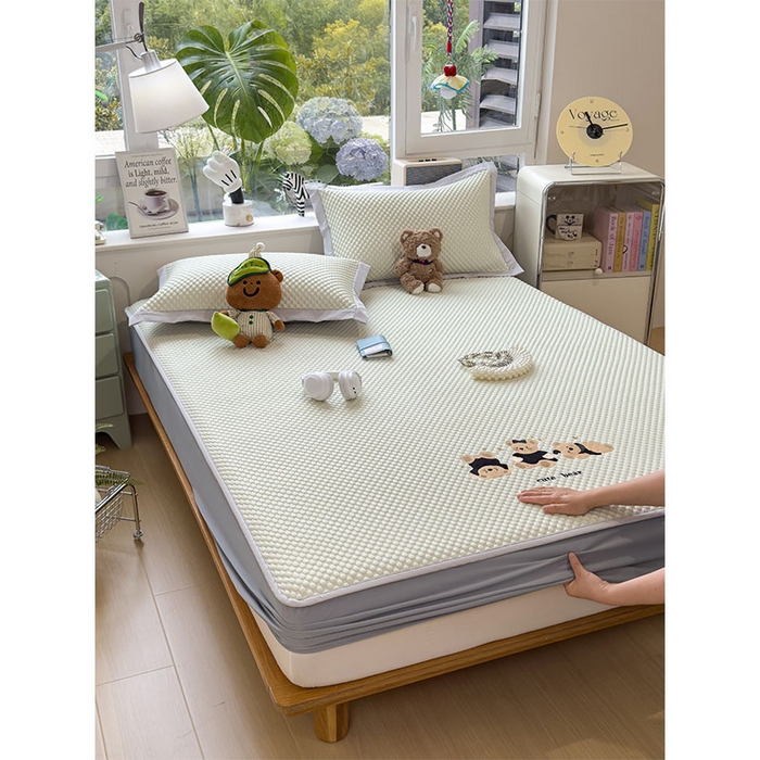 91家纺网 家纺一手货源 找家纺 宜派家纺 2026新款A类卡通3D冰豆豆凉席三件套凉感值过0.21夏天刺绣冰丝席可机洗儿童空调软席子 凉茶绿-床笠