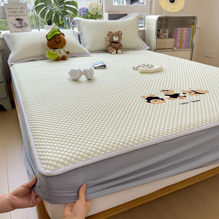 91家纺网 家纺一手货源 找家纺 宜派家纺 2026新款A类卡通3D冰豆豆凉席三件套凉感值过0.21夏天刺绣冰丝席可机洗儿童空调软席子 凉茶绿-床笠