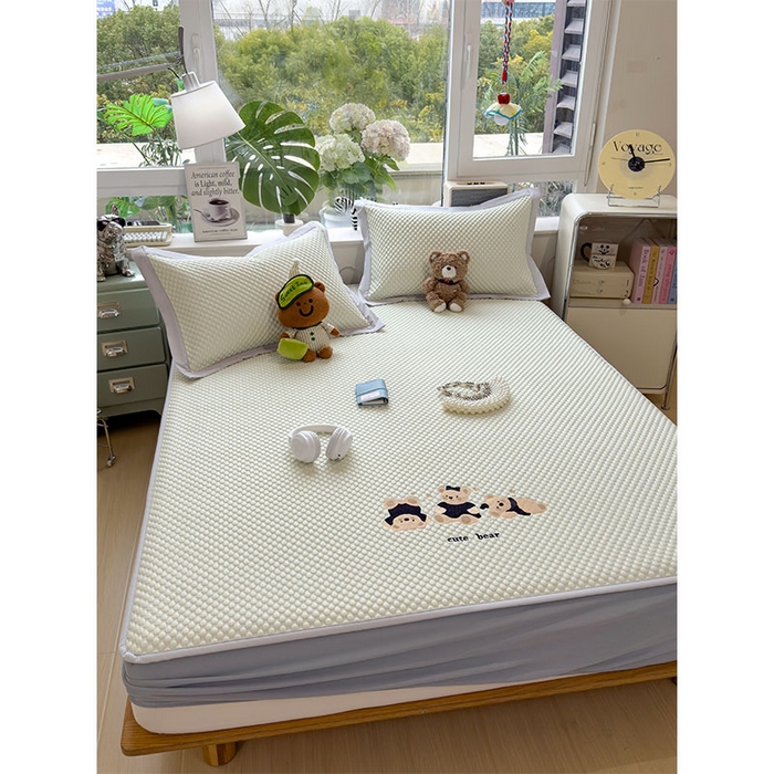 91家纺网 家纺一手货源 找家纺 宜派家纺 2026新款A类卡通3D冰豆豆凉席三件套凉感值过0.21夏天刺绣冰丝席可机洗儿童空调软席子 凉茶绿-床笠