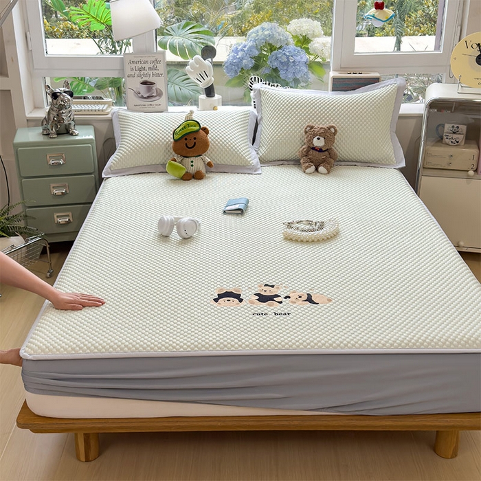 91家纺网 家纺一手货源 找家纺 宜派家纺 2026新款A类卡通3D冰豆豆凉席三件套凉感值过0.21夏天刺绣冰丝席可机洗儿童空调软席子 凉茶绿-床笠