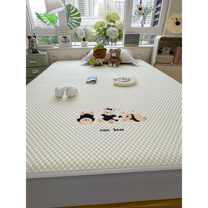 91家纺网 家纺一手货源 找家纺 宜派家纺 2026新款A类卡通3D冰豆豆凉席三件套凉感值过0.21夏天刺绣冰丝席可机洗儿童空调软席子 凉茶绿-床笠