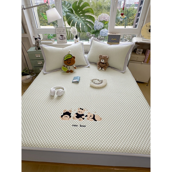 91家纺网 家纺一手货源 找家纺 宜派家纺 2026新款A类卡通3D冰豆豆凉席三件套凉感值过0.21夏天刺绣冰丝席可机洗儿童空调软席子 凉茶绿-床笠