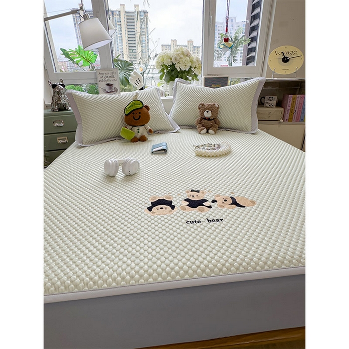 91家纺网 家纺一手货源 找家纺 宜派家纺 2026新款A类卡通3D冰豆豆凉席三件套凉感值过0.21夏天刺绣冰丝席可机洗儿童空调软席子 凉茶绿-床笠