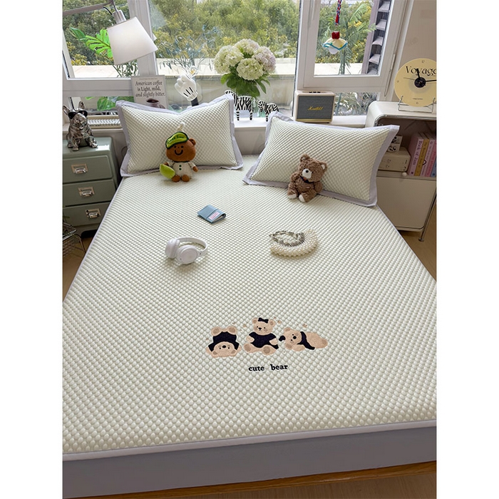 91家纺网 家纺一手货源 找家纺 宜派家纺 2026新款A类卡通3D冰豆豆凉席三件套凉感值过0.21夏天刺绣冰丝席可机洗儿童空调软席子 凉茶绿-床笠