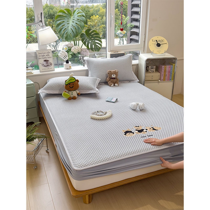 91家纺网 家纺一手货源 找家纺 宜派家纺 2026新款A类卡通3D冰豆豆凉席三件套凉感值过0.21夏天刺绣冰丝席可机洗儿童空调软席子 雪花灰-床笠