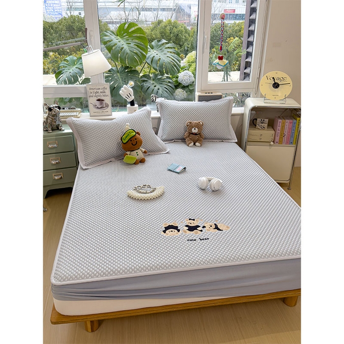 91家纺网 家纺一手货源 找家纺 宜派家纺 2026新款A类卡通3D冰豆豆凉席三件套凉感值过0.21夏天刺绣冰丝席可机洗儿童空调软席子 雪花灰-床笠