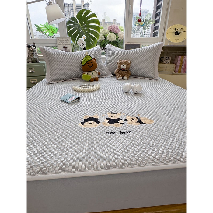 91家纺网 家纺一手货源 找家纺 宜派家纺 2026新款A类卡通3D冰豆豆凉席三件套凉感值过0.21夏天刺绣冰丝席可机洗儿童空调软席子 雪花灰-床笠