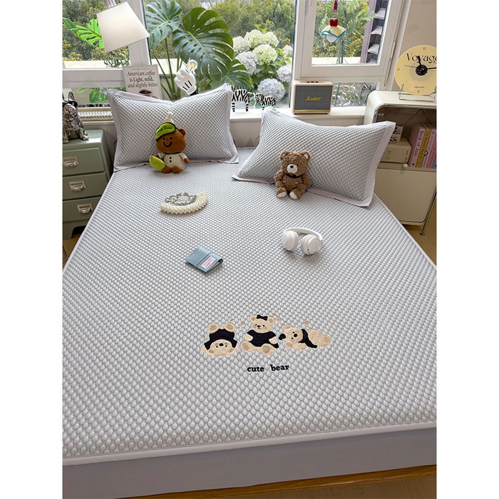 91家纺网 家纺一手货源 找家纺 宜派家纺 2026新款A类卡通3D冰豆豆凉席三件套凉感值过0.21夏天刺绣冰丝席可机洗儿童空调软席子 雪花灰-床笠