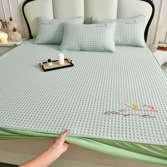 91家纺网 家纺一手货源 找家纺 （总）梦之星 2026新款PE凉感豆豆凉席绣花三明治复合床笠款三件套