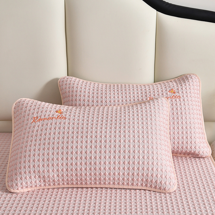 91家纺网 家纺一手货源 找家纺 梦之星 2026新款PE凉感豆豆凉席绣花三明治复合床笠款三件套 格韵-粉-床笠款