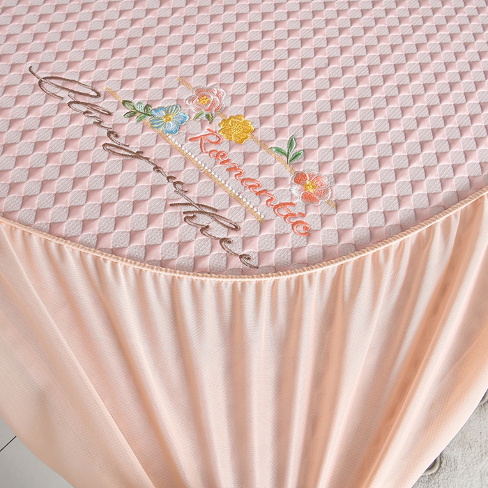 91家纺网 家纺一手货源 找家纺 梦之星 2026新款PE凉感豆豆凉席绣花三明治复合床笠款三件套 格韵-粉-床笠款