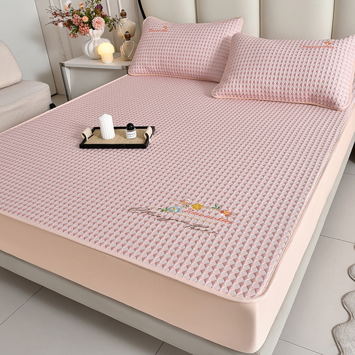 91家纺网 家纺一手货源 找家纺 梦之星 2026新款PE凉感豆豆凉席绣花三明治复合床笠款三件套 格韵-粉-床笠款