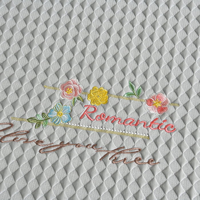 91家纺网 家纺一手货源 找家纺 梦之星 2026新款PE凉感豆豆凉席绣花三明治复合床笠款三件套 格韵-灰-床笠款