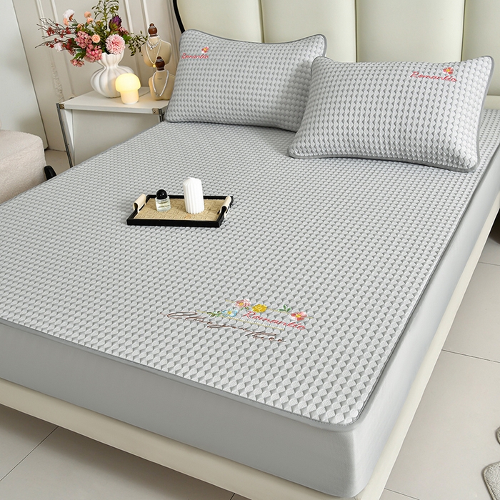 91家纺网 家纺一手货源 找家纺 梦之星 2026新款PE凉感豆豆凉席绣花三明治复合床笠款三件套 格韵-灰-床笠款