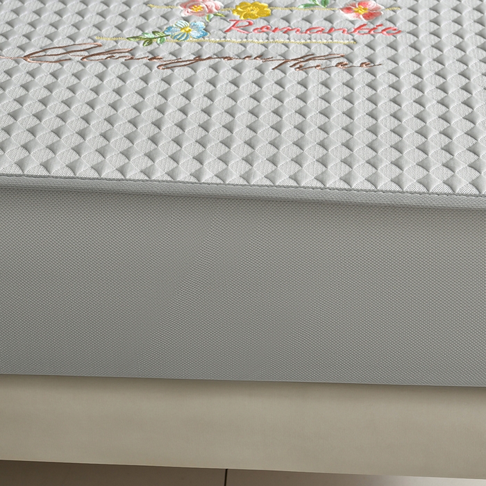 91家纺网 家纺一手货源 找家纺 梦之星 2026新款PE凉感豆豆凉席绣花三明治复合床笠款三件套 格韵-灰-床笠款