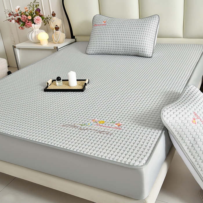 91家纺网 家纺一手货源 找家纺 梦之星 2026新款PE凉感豆豆凉席绣花三明治复合床笠款三件套 格韵-灰-床笠款