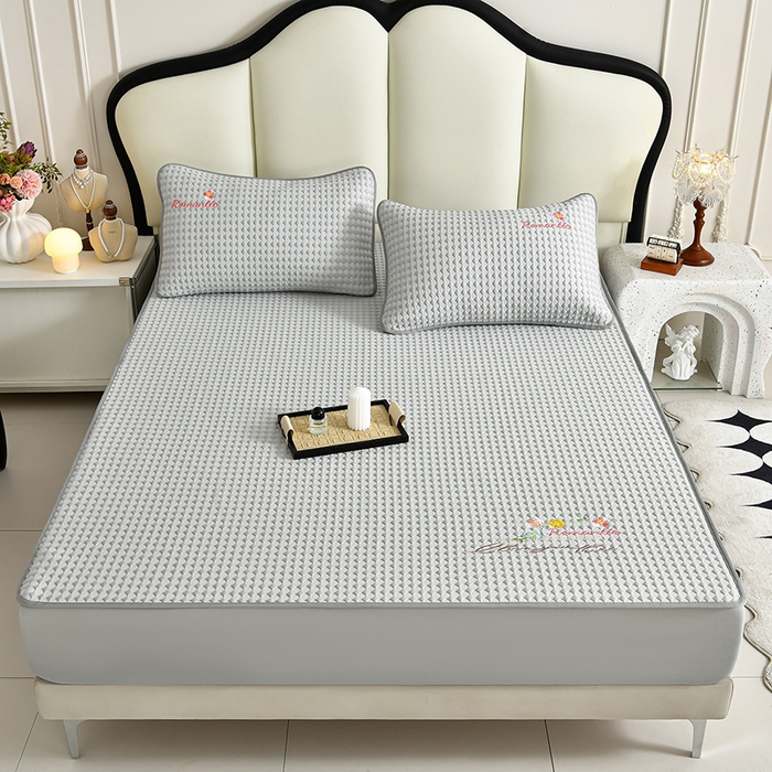 91家纺网 家纺一手货源 找家纺 梦之星 2026新款PE凉感豆豆凉席绣花三明治复合床笠款三件套 格韵-灰-床笠款