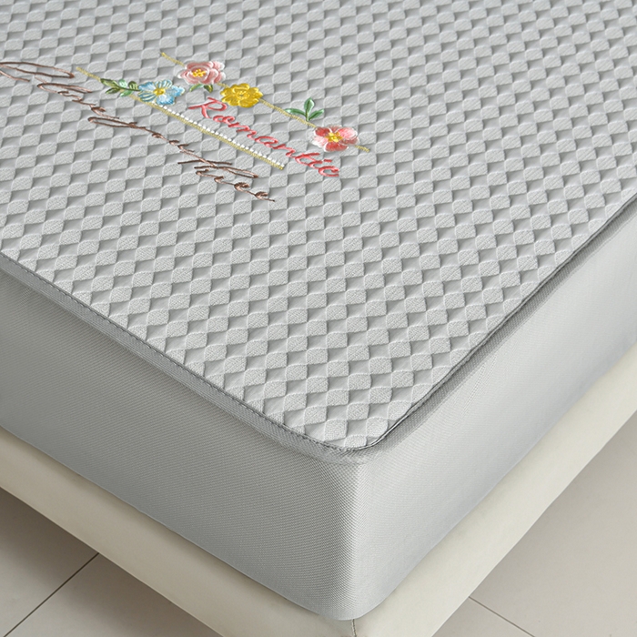 91家纺网 家纺一手货源 找家纺 梦之星 2026新款PE凉感豆豆凉席绣花三明治复合床笠款三件套 格韵-灰-床笠款