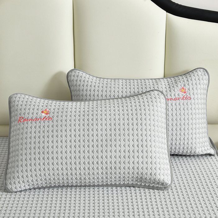 91家纺网 家纺一手货源 找家纺 梦之星 2026新款PE凉感豆豆凉席绣花三明治复合床笠款三件套 格韵-灰-床笠款