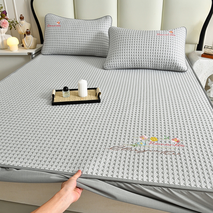 91家纺网 家纺一手货源 找家纺 梦之星 2026新款PE凉感豆豆凉席绣花三明治复合床笠款三件套 格韵-灰-床笠款