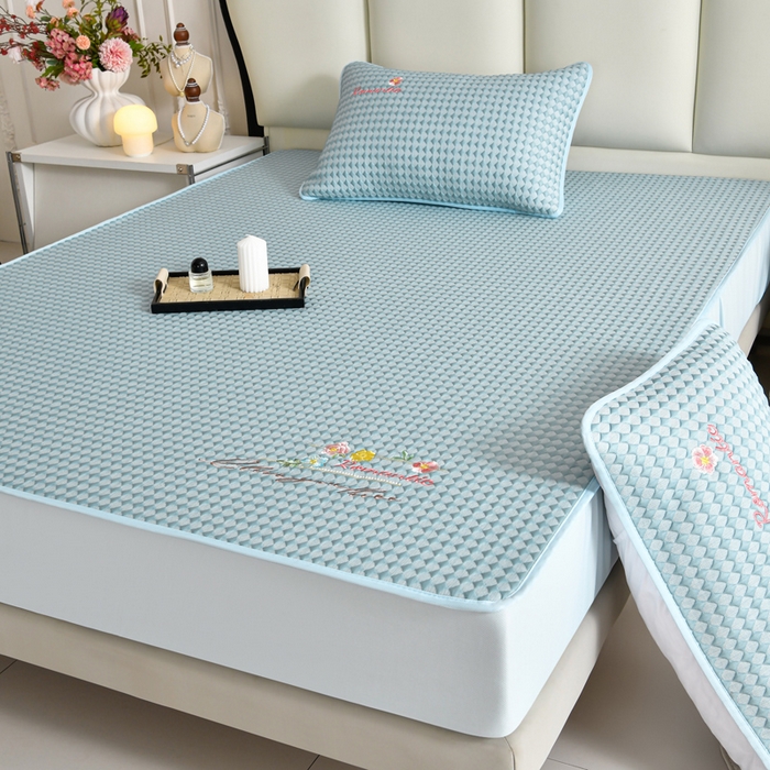 91家纺网 家纺一手货源 找家纺 梦之星 2026新款PE凉感豆豆凉席绣花三明治复合床笠款三件套 格韵-蓝-床笠款